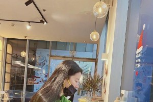 刘亦菲咖啡店素颜照曝光，34岁少女感十足