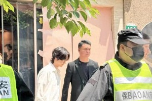 王一博上海现身状态疲惫，粉丝心疼其浮肿面容