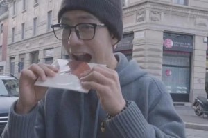 肖战巴塞罗那街头隐身术：顶流的低调穿搭秘籍