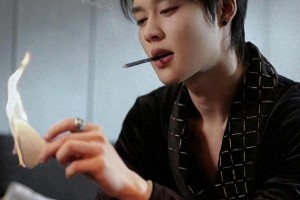 柯淳因酒吧抽烟风波道歉，短剧一哥如何应对公众压力