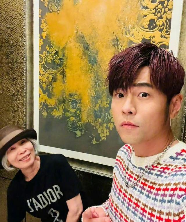 周杰伦与妈妈亲密互动