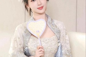 杨紫抖音花丛美照惊艳网友，展现清新魅力