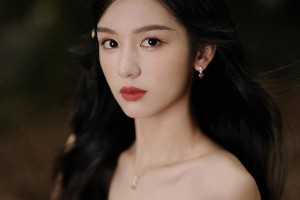 周也白色抹胸短裙造型惊艳，展现优越时尚格调