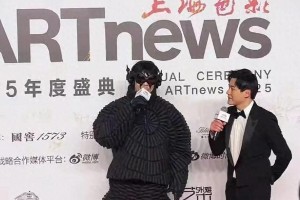 向佐2025盛典造型引热议，从硬汉到时尚先锋