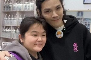 向佐怀化理发引热议，与发型师晓华互动温馨