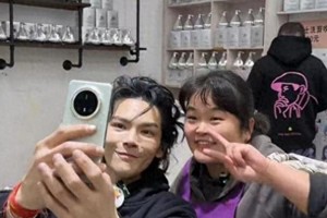 向佐赴怀化理发师晓华店剪发，直播间超6700万观看