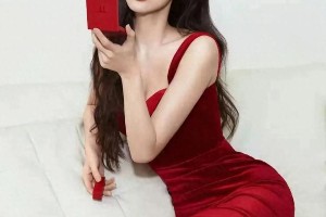 孟子义紧身牛仔裤穿搭引热议 展现自信魅力