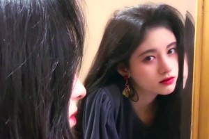 鞠婧祎蓝色复古丝绒裙造型惊艳，红妆秀发尽显风情